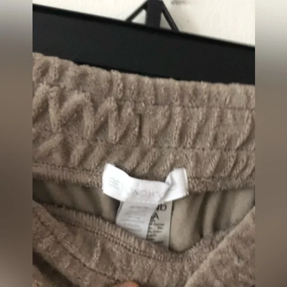 Beyond Yoga Tropez Pull On Pant in Khaki Brown Size Medium Towel Terry Lounge - Picture 7 of 16